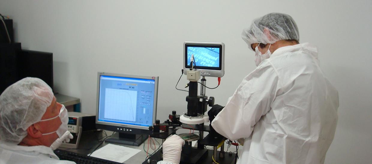 学生s working in a semiconductor lab